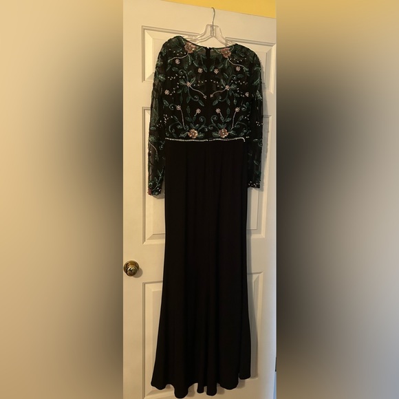 Beautiful evening dress.  Great for all seasons - Picture 6 of 8